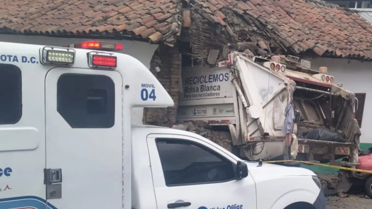 La Candelaria: camión de basuras chocó y quedó dentro de una casa 1 La Candelaria: camión de basuras chocó y quedó dentro de una casa Hace pocos instantes, un camión de recolección de basuras se habría chocado con una vivienda ubicada en la localidad de La Candelaria. Hasta el momento se desconoce si hay personas heridas.