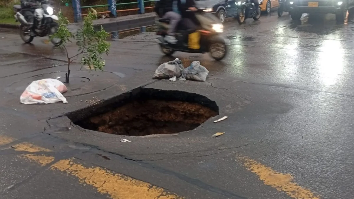 La aparición de dos cráteres afecta la movilidad en Puente Aranda y en la Autopista Sur En la jornada de este jueves aparecieron de manera repentina dos cráteres que mantienen afectada la movilidad en distintos puntos de la ciudad. El primero se generó sobre una de las arterias de la capital: la Autopista Sur, mientras que el segundo mantiene afectada la localidad de Puente Aranda.