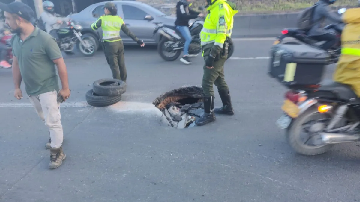 La aparición de dos cráteres afecta la movilidad en Puente Aranda y en la Autopista Sur En la jornada de este jueves aparecieron de manera repentina dos cráteres que mantienen afectada la movilidad en distintos puntos de la ciudad. El primero se generó sobre una de las arterias de la capital: la Autopista Sur, mientras que el segundo mantiene afectada la localidad de Puente Aranda.