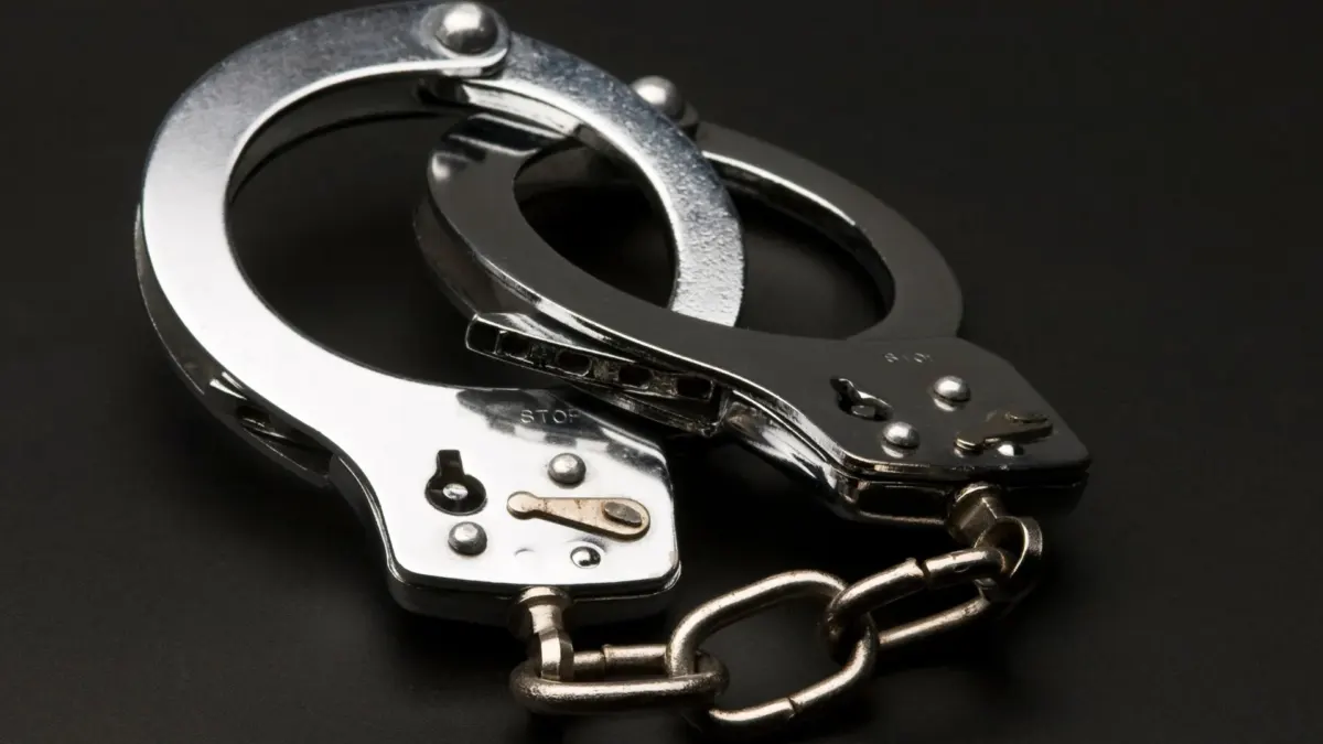 La fuga les duró poco: ladrones chocaron y cayeron 1 ladrones