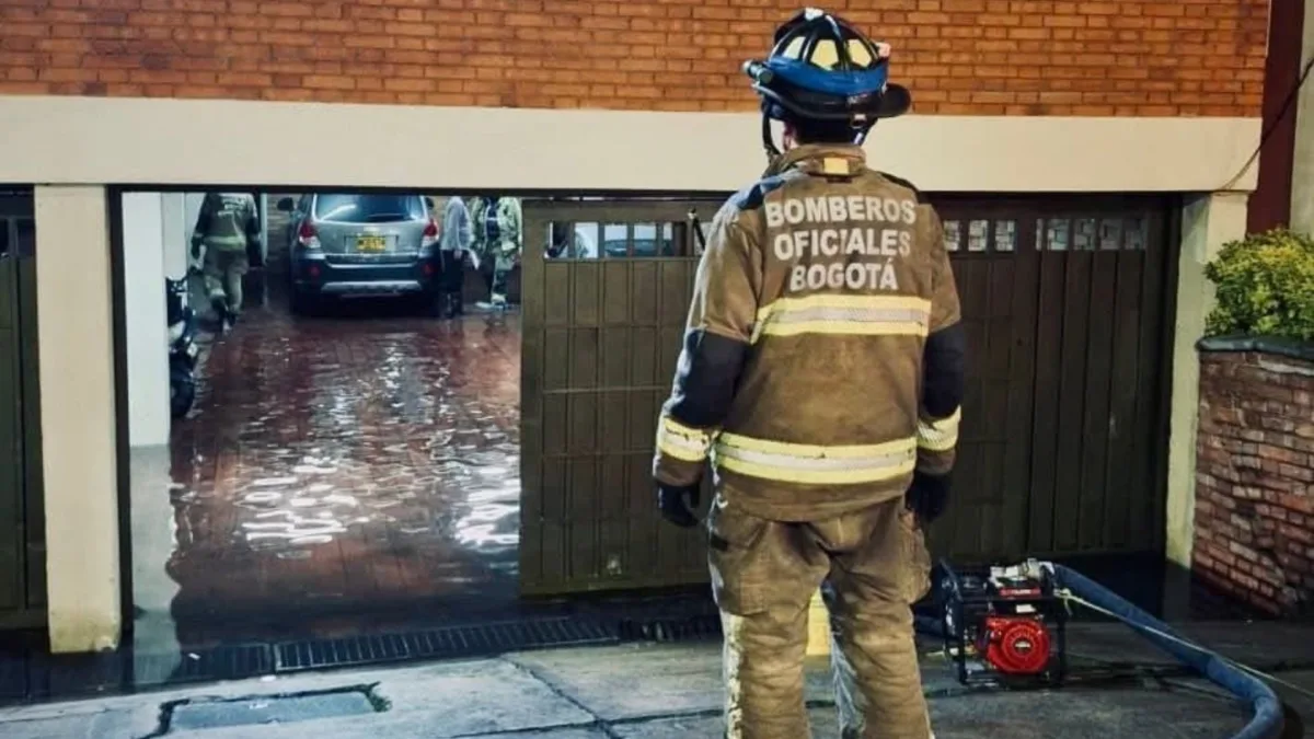 Lluvias desbordan a Bogotá: 35 emergencias en un solo día Las fuertes lluvias que han caído sobre Bogotá han dejado graves afectaciones en varias localidades, con inundaciones en parqueaderos, rescates de emergencia y decenas de eventos atendidos por las autoridades, entre ellos el caso de Suba, donde dos hombres quedaron atrapados dentro de sus vehículos por la inundación de un sótano y tuvieron que ser rescatados por los bomberos.