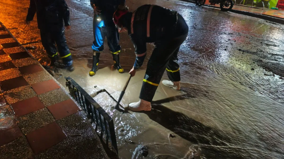 Lluvias desbordan a Bogotá: 35 emergencias en un solo día Las fuertes lluvias que han caído sobre Bogotá han dejado graves afectaciones en varias localidades, con inundaciones en parqueaderos, rescates de emergencia y decenas de eventos atendidos por las autoridades, entre ellos el caso de Suba, donde dos hombres quedaron atrapados dentro de sus vehículos por la inundación de un sótano y tuvieron que ser rescatados por los bomberos.