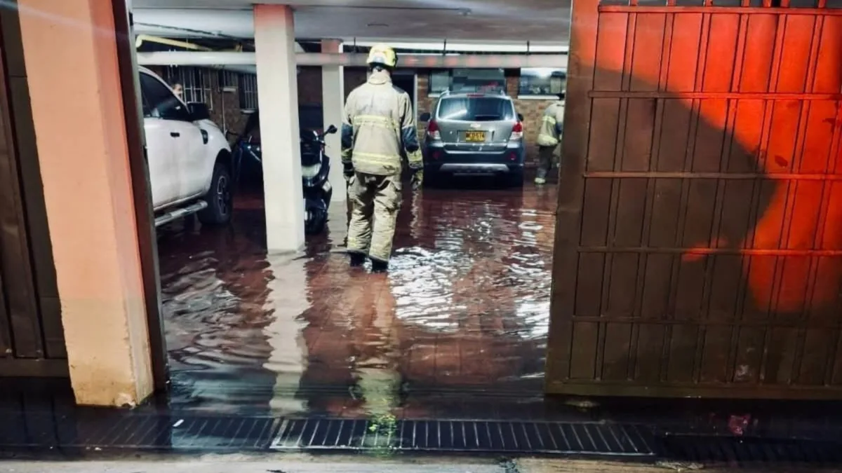 Lluvias desbordan a Bogotá: 35 emergencias en un solo día Las fuertes lluvias que han caído sobre Bogotá han dejado graves afectaciones en varias localidades, con inundaciones en parqueaderos, rescates de emergencia y decenas de eventos atendidos por las autoridades, entre ellos el caso de Suba, donde dos hombres quedaron atrapados dentro de sus vehículos por la inundación de un sótano y tuvieron que ser rescatados por los bomberos.