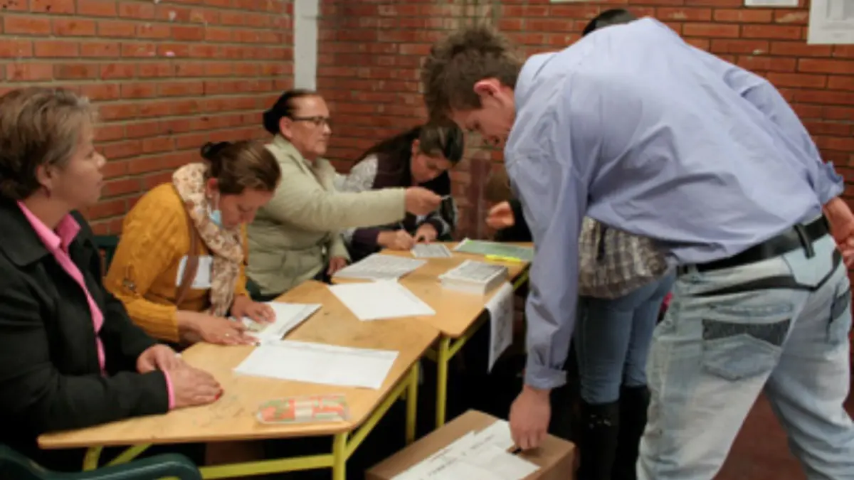 Lo que debe saber sobre los jurados de votación Es importante que tenga claro que los que mandan la parada el día de elecciones no son los de corbata, sino los jurados de votación, ciudadanos encargados de contar los votos y diligenciar las actas electorales.