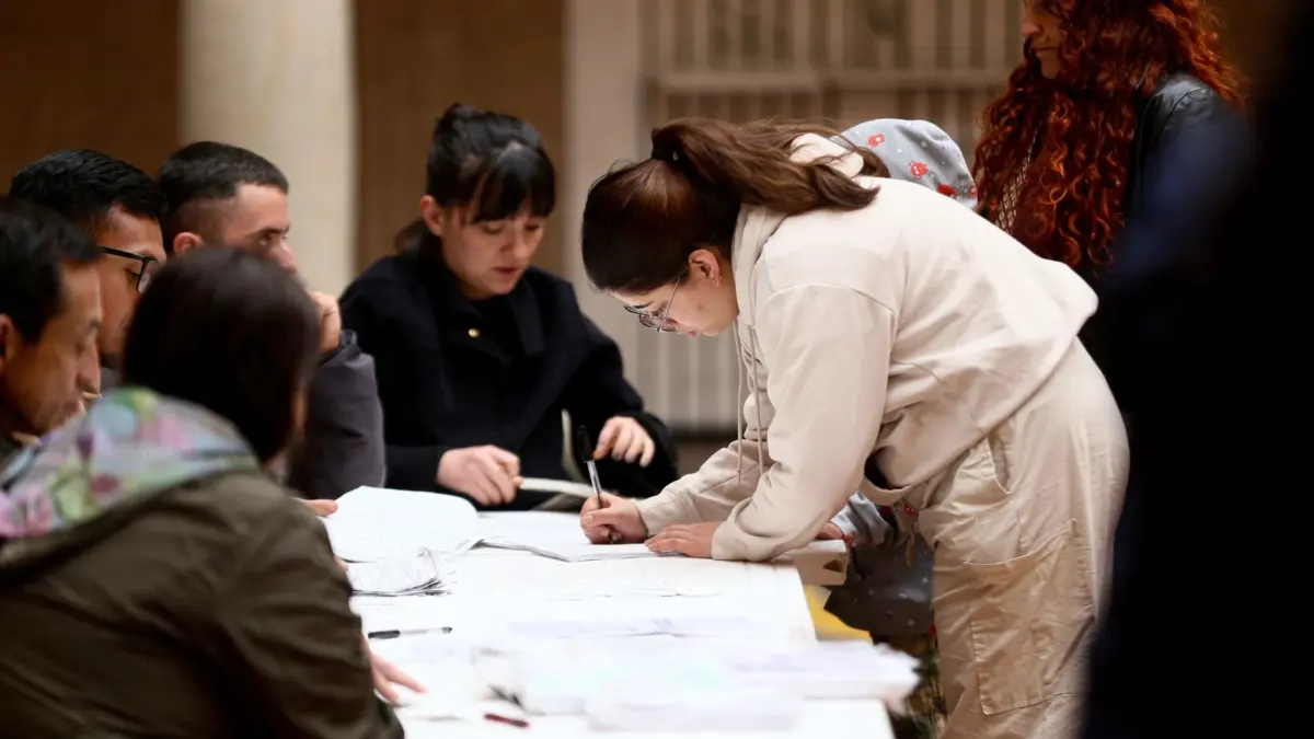 Lo que debe saber sobre los jurados de votación Es importante que tenga claro que los que mandan la parada el día de elecciones no son los de corbata, sino los jurados de votación, ciudadanos encargados de contar los votos y diligenciar las actas electorales.
