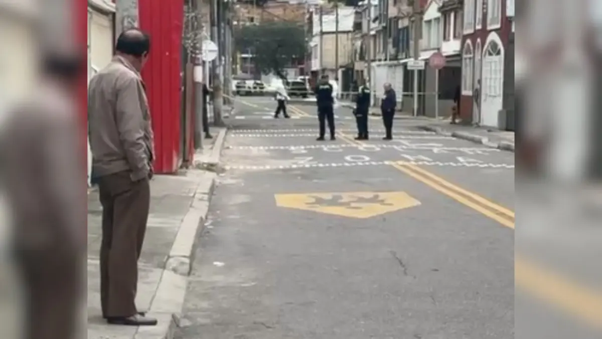 Los Mártires: asesinato de adulto mayor en Santa Isabel 2 Los Mártires: asesinato de adulto mayor en Santa Isabel En la mañana de este jueves, la tranquilidad del barrio Santa Isabel, en la localidad de Los Mártires, se vio sumergida en el caos después de que, al parecer, tres personas asesinaran a un adulto mayor.