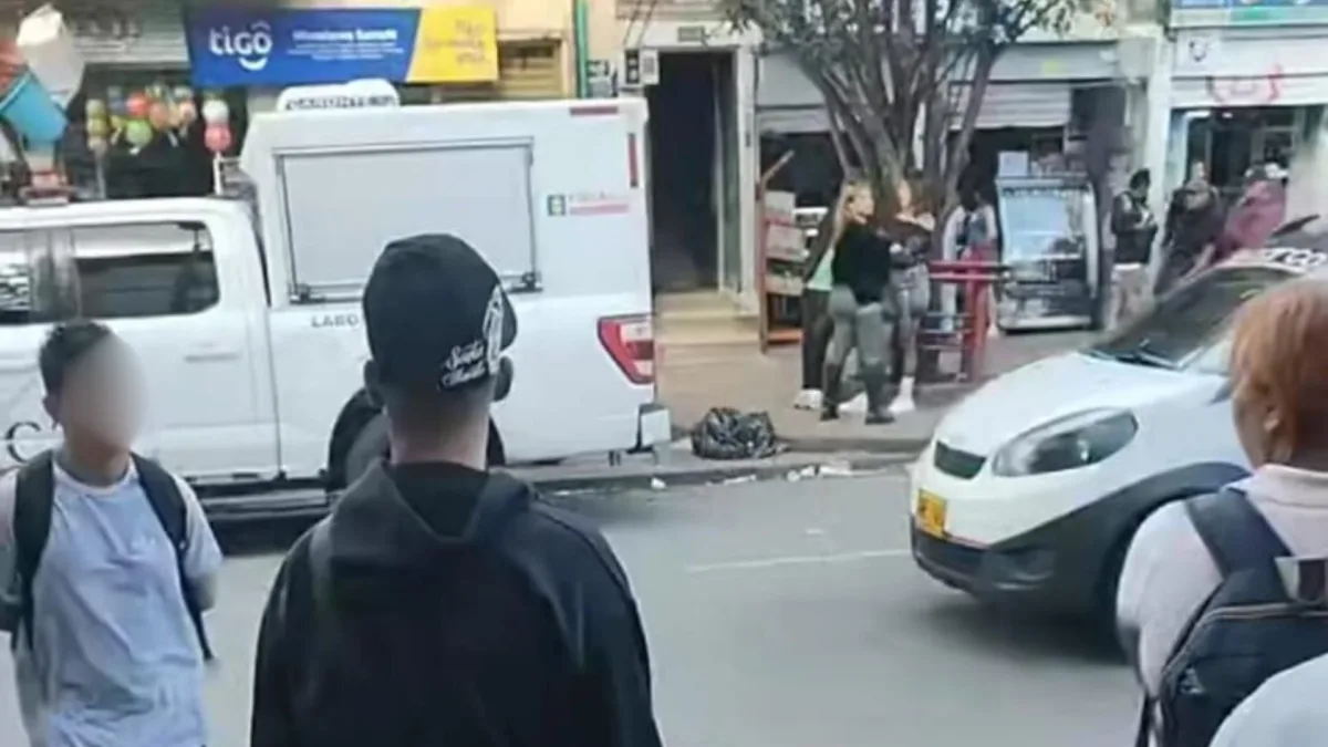 Los Mártires: encuentran persona sin vida en el barrio Santa Fe 5 Los Mártires: encuentran persona sin vida en el barrio Santa Fe Habitantes del barrio Santa Fe, en Los Mártires, alertaron a las autoridades sobre la presencia de una persona sin vida. De manera extraoficial se conoció que se trataría de una mujer trans.