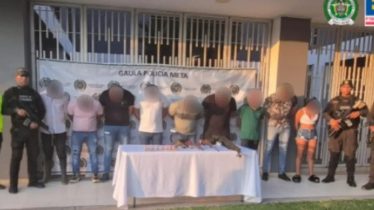 Cundinamarca: doce integrantes de 'Los Toyota' enviados a prisión 2 Cundinamarca: doce integrantes de 'Los Toyota' enviados a prisión Doce integrantes de la banda ‘Los Toyota’ fueron enviados a prisión tras hacerse pasar por disidentes de las Farc para cometer violentos asaltos en fincas del Meta y Cundinamarca, robando dinero, joyas y vehículos.