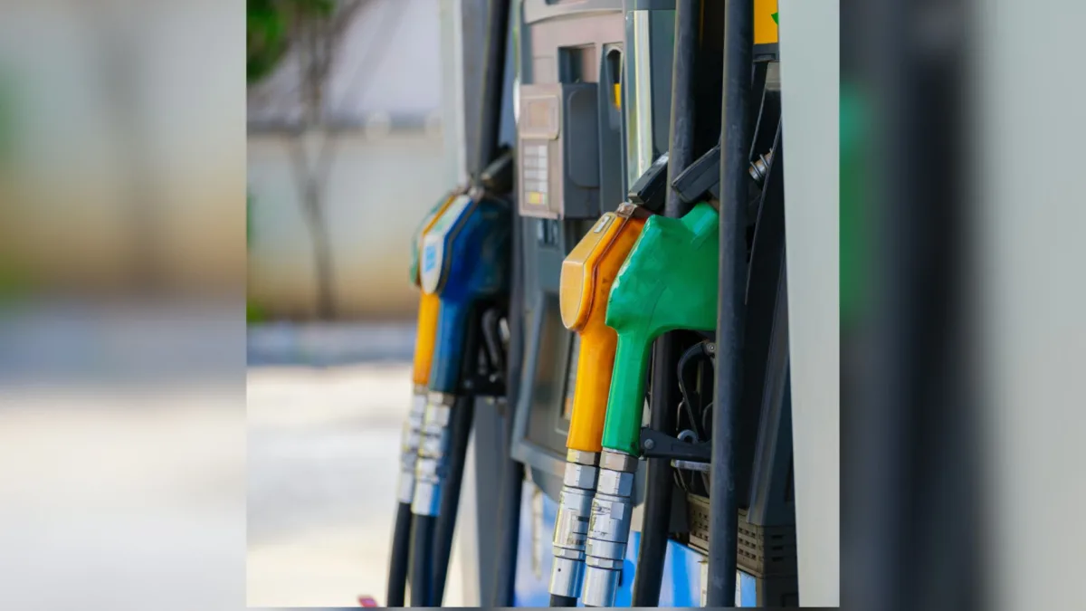 Mañana bajará otros $500 el galón de gasolina Un nuevo alivio llegará al bolsillo de los colombianos este fin de semana. El Gobierno Nacional anunció una nueva reducción en el precio de la gasolina.