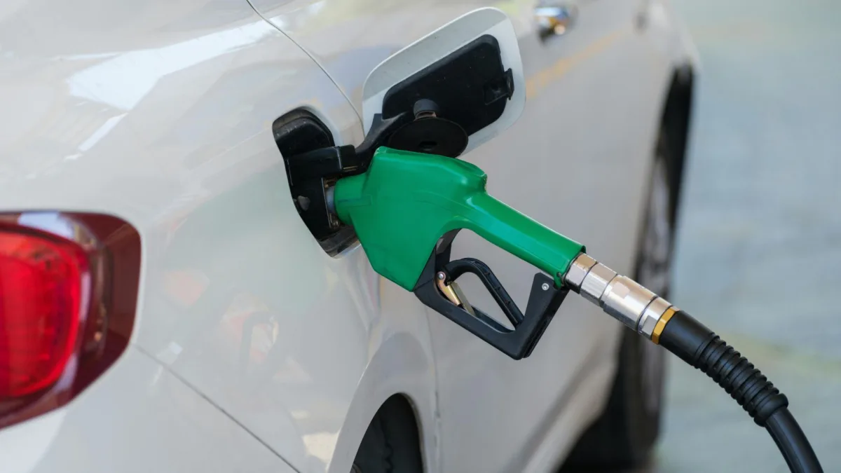 Mañana bajará otros $500 el galón de gasolina 1 Mañana bajará otros $500 el galón de gasolina Un nuevo alivio llegará al bolsillo de los colombianos este fin de semana. El Gobierno Nacional anunció una nueva reducción en el precio de la gasolina.