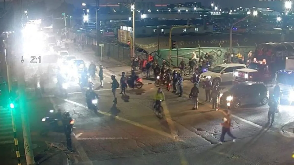Manifestación mantiene bloqueada la Avenida Mutis A esta hora se presenta un manifestación en la localidad de Engativá, sobre la avenida Mutis, que mantiene a varios conductores atrapados en el tráfico.