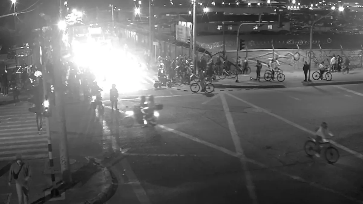 Manifestación mantiene bloqueada la Avenida Mutis 1 Manifestación mantiene bloqueada la Avenida Mutis A esta hora se presenta un manifestación en la localidad de Engativá, sobre la avenida Mutis, que mantiene a varios conductores atrapados en el tráfico.