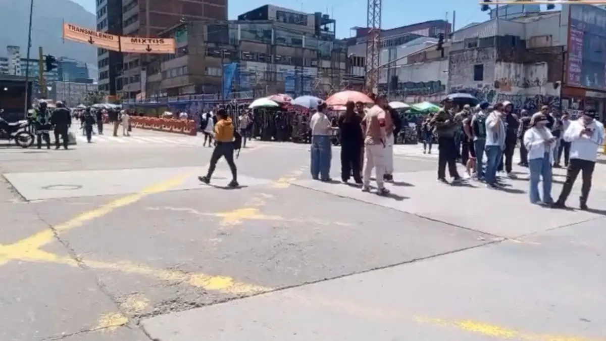 Movilidad colapsada en el centro: comerciantes realizan bloqueo por fallas en la luz A esta hora, el centro de la ciudad colapsa por un bloqueo de comerciantes que aseguran que llevan ocho días con fallas en la luz.