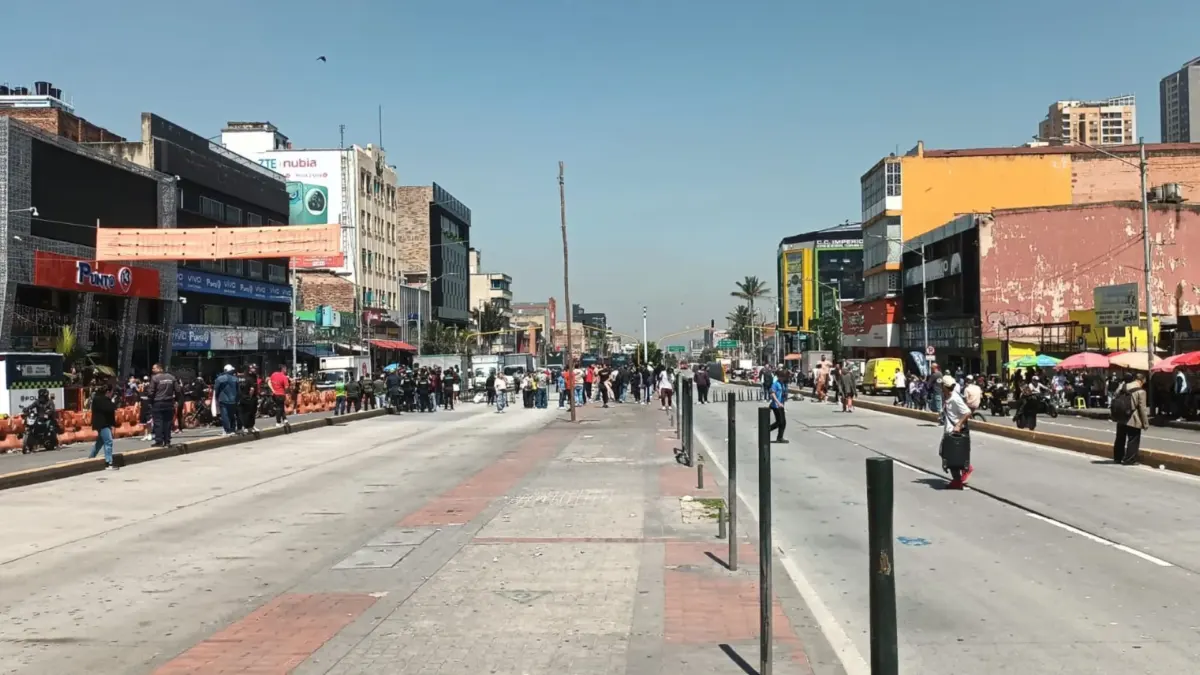 Movilidad colapsada en el centro: comerciantes realizan bloqueo por fallas en la luz A esta hora, el centro de la ciudad colapsa por un bloqueo de comerciantes que aseguran que llevan ocho días con fallas en la luz.
