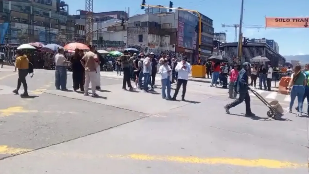 Movilidad colapsada en el centro: comerciantes realizan bloqueo por fallas en la luz A esta hora, el centro de la ciudad colapsa por un bloqueo de comerciantes que aseguran que llevan ocho días con fallas en la luz.