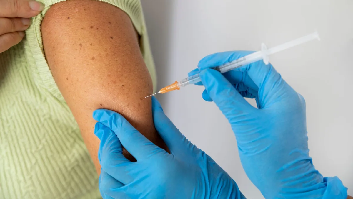 Por brote de sarampión, Bogotá ayudará en confirmación de casos Luego de que Instituto Nacional de Salud (INS), confirmó la identificación de algunos casos de la enfermedad del sarampión, correspondientes a virus salvaje genotipo D8 procedentes de México, la Secretaría de Salud de Bogotá, puso a disposición del gobierno nacional su capacidad instalada con pruebas de PCR en el Laboratorio de Salud Pública (LSP) para acelerar la oportunidad diagnóstica.