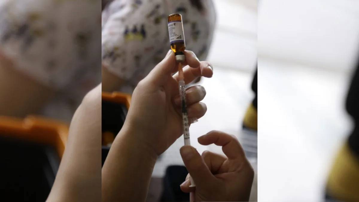 Por brote de sarampión, Bogotá ayudará en confirmación de casos Luego de que Instituto Nacional de Salud (INS), confirmó la identificación de algunos casos de la enfermedad del sarampión, correspondientes a virus salvaje genotipo D8 procedentes de México, la Secretaría de Salud de Bogotá, puso a disposición del gobierno nacional su capacidad instalada con pruebas de PCR en el Laboratorio de Salud Pública (LSP) para acelerar la oportunidad diagnóstica.