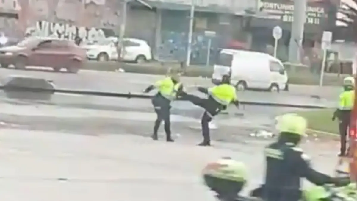 Por irse a los golpes con su compañero, uniformado de la Policía fue suspendido Un video captado por ciudadanos en la troncal de la Avenida Las Américas registró el momento en que un subintendente de la Policía Metropolitana de Bogotá agredió con patadas y puños a un patrullero.