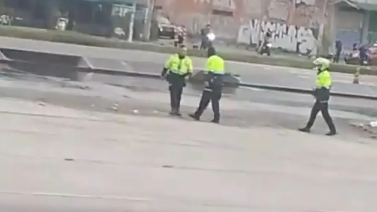 Por irse a los golpes con su compañero, uniformado de la Policía fue suspendido Un video captado por ciudadanos en la troncal de la Avenida Las Américas registró el momento en que un subintendente de la Policía Metropolitana de Bogotá agredió con patadas y puños a un patrullero.