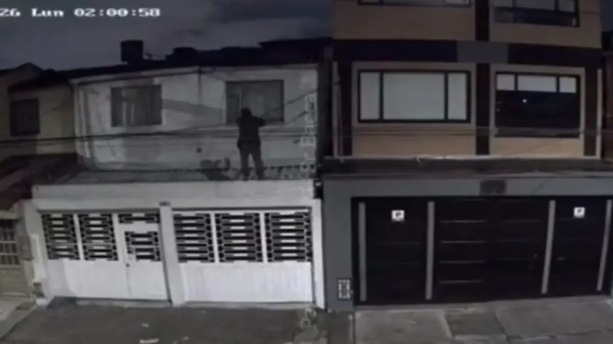 Puente Aranda: hombre casi muere electrocutado mientras robaba cable 1 Puente Aranda: hombre casi muere electrocutado mientras robaba cable Habitantes del barrio La Ponderosa, en la localidad de Puente Aranda, se quedaron sin luz después de que un hombre intentara robar cableado eléctrico y por poco acabara con la chispa de su vida al generar un cortocircuito.