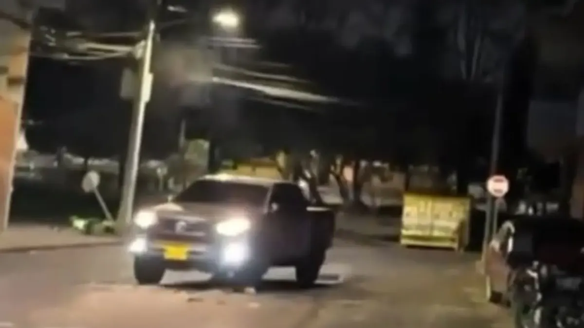 Puente Aranda: persecución, disparos y camioneta robada recuperada Momentos de tensión se vivieron en la localidad de Puente Aranda luego de que una camioneta de alta gama, que había sido hurtada mediante atraco, fuera recuperada tras una intensa persecución que incluyó cruce de disparos.