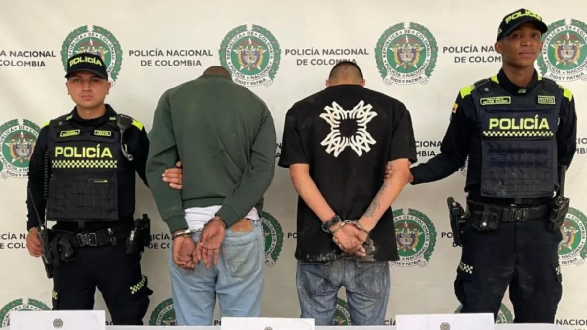 Puente Aranda: persecución terminó en captura de dos presuntos ladrones armados Para fortuna de las víctimas, que momentos previos habían sido intimidadas con un arma dentro de un establecimiento comercial en Puente Aranda, una patrulla de Policía pasó en el momento indicado, lo que dio paso a una persecución de los presuntos ladrones.
