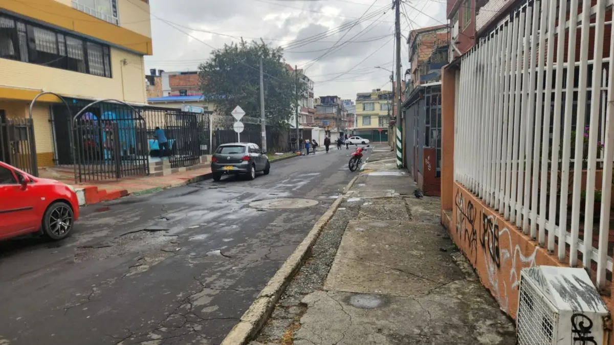 Puente Aranda: un muerto en ataque sicarial en Primavera Occidental Un hombre fue asesinado a una cuadra de la vía principal del barrio Primavera Occidental, junto a la Parroquia San Bernabé Apóstol, en Puente Aranda.