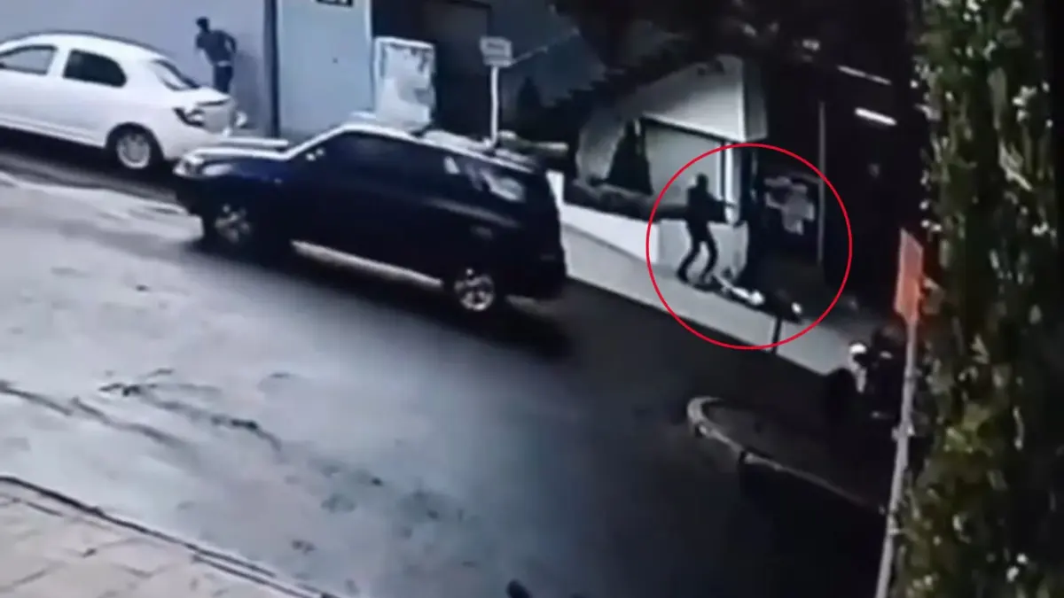 Revelan el video del asesinato del empresario Gustavo Aponte en Chapinero 1 Revelan el video del asesinato del empresario Gustavo Aponte en Chapinero Una cámara de seguridad captó el momento del asesinato del empresario Gustavo Andrés Aponte y su escolta, Luis Gabriel Gutiérrez, frente a un gimnasio en el sector de La Cabrera, Chapinero. El registro audiovisual es impactante.