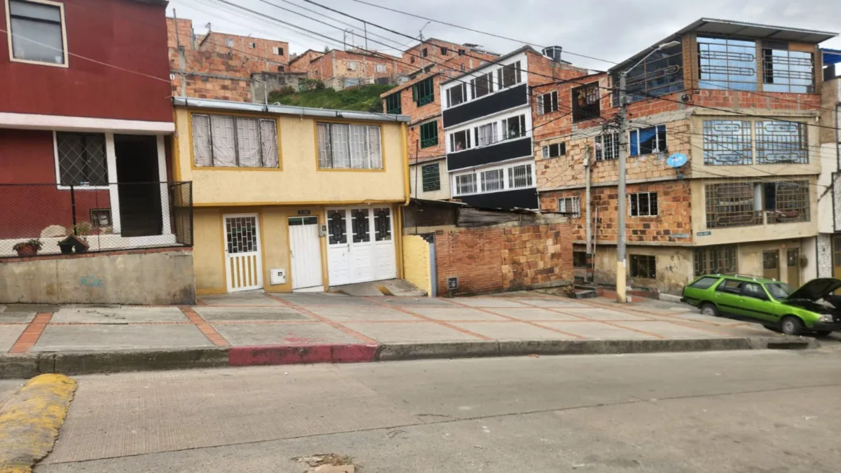 Rafael Uribe: ataque a bala acaba con mujer en Diana Turbay Leidy Gineth Cucaita Ardila fue asesinada a tiros a plena luz del día mientras se tomaba unos tragos con amigos en una tienda del barrio Diana Turbay, en la localidad de Rafael Uribe.