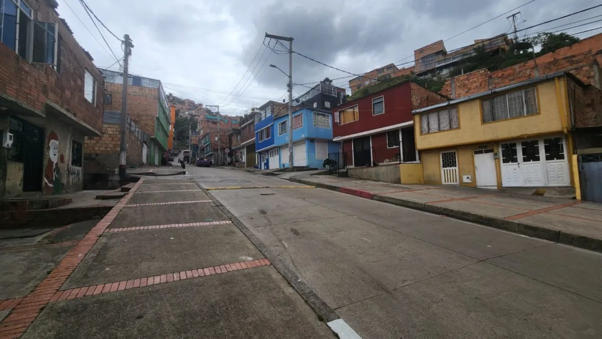 Rafael Uribe: ataque a bala acaba con mujer en Diana Turbay Leidy Gineth Cucaita Ardila fue asesinada a tiros a plena luz del día mientras se tomaba unos tragos con amigos en una tienda del barrio Diana Turbay, en la localidad de Rafael Uribe.
