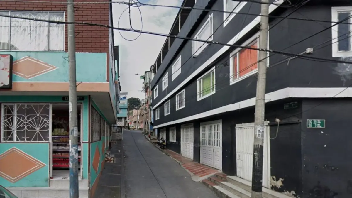 San Cristóbal: Johana falleció después de que su vecina la apuñalara 2 San Cristóbal: Johana falleció después de que su vecina la apuñalara En el sur de Bogotá, familiares y allegados de Johana Rosaly Mora Acosta claman para que su caso no quede impune. En un acto violento, otra mujer acabó con su vida dentro de la casa que compartían en el barrio Atenas (San Cristóbal).