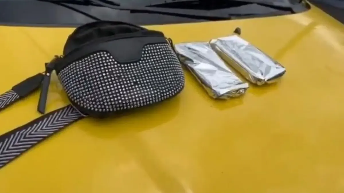 San Cristóbal: capturados por cubrir celulares robados con papel aluminio La artimaña de cinco delincuentes fue descubierta por las autoridades tras su captura en el barrio Ramajal de San Cristóbal. Los sospechosos habían envuelto los celulares que previamente habían robado en papel aluminio y los escondieron en un taxi para que no pudieran ser rastreados.