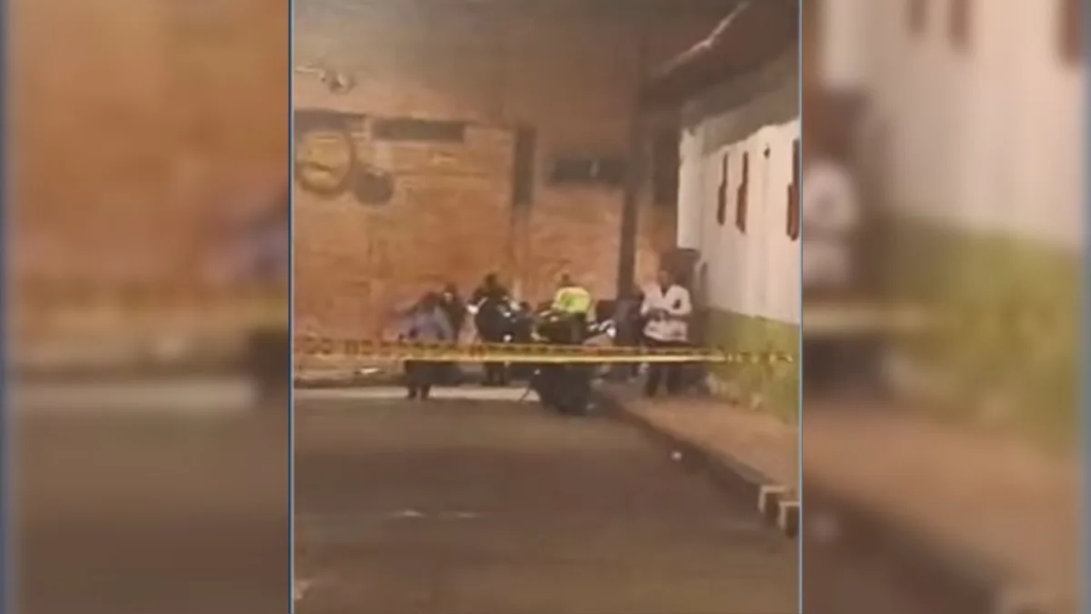 Santa Fe: asesinaron a un menor que habría intentado defender a su hermana El eco de un grito de auxilio rompió la tranquilidad de la noche en el barrio Egipto, en la localidad de Santa Fe. Un adolescente de 15 años perdió la vida tras ser atacado con un arma cortopunzante.