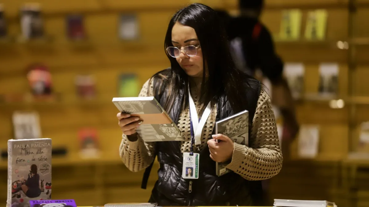Se buscan autores de literatura infantil en Colombia Colombia es uno de los países fuertes en producción de literatura infantil y juvenil, que suele exportarse a distintas partes de América Latina y traducidas a distintos idiomas.