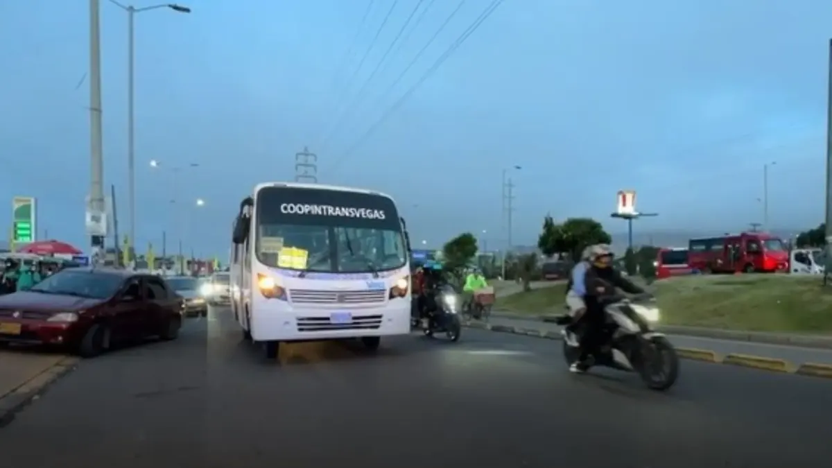 Soacha: capturan a ladrón que intimidaba pasajeros con arma blanca en trasporte público Los pasajeros del municipio de Soacha ahora pueden viajar en transporte público un poco más seguros tras la captura de un sujeto que presuntamente se dedicaba al cosquilleo y a la intimidación con armas blancas para robar objetos de valor.