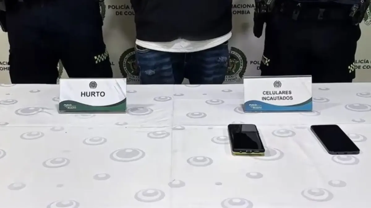 Soacha: capturan a ladrón que intimidaba pasajeros con arma blanca en trasporte público Los pasajeros del municipio de Soacha ahora pueden viajar en transporte público un poco más seguros tras la captura de un sujeto que presuntamente se dedicaba al cosquilleo y a la intimidación con armas blancas para robar objetos de valor.