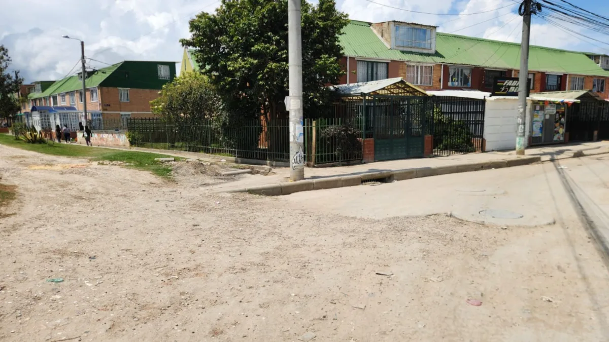 Soacha: a Aldryn lo habrían asesinado frente a dos menores Delante de dos menores de edad fue asesinado un joven de tan solo 26 años, identificado como Aldryn Enrique Añes, en la comuna 1 (Compartir) del vecino municipio de Soacha.