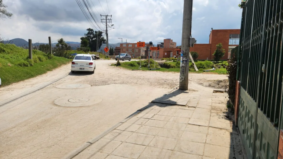 Soacha: a Aldryn lo habrían asesinado frente a dos menores Delante de dos menores de edad fue asesinado un joven de tan solo 26 años, identificado como Aldryn Enrique Añes, en la comuna 1 (Compartir) del vecino municipio de Soacha.