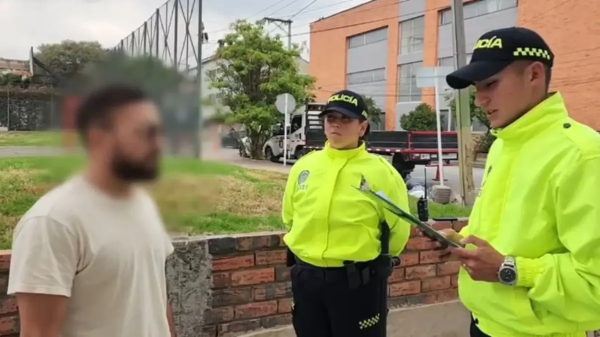 Soacha: capturan al presunto abusador de una niña dentro de un colegio de Bosa 2 Soacha: capturan al presunto abusador de una niña dentro de un colegio de Bosa Después de casi dos meses de huir de las autoridades, finalmente fue capturado en Soacha el hombre de 30 años que habría abusado de una menor de 12 años dentro de un colegio de Bosa, donde ejercía como contador.