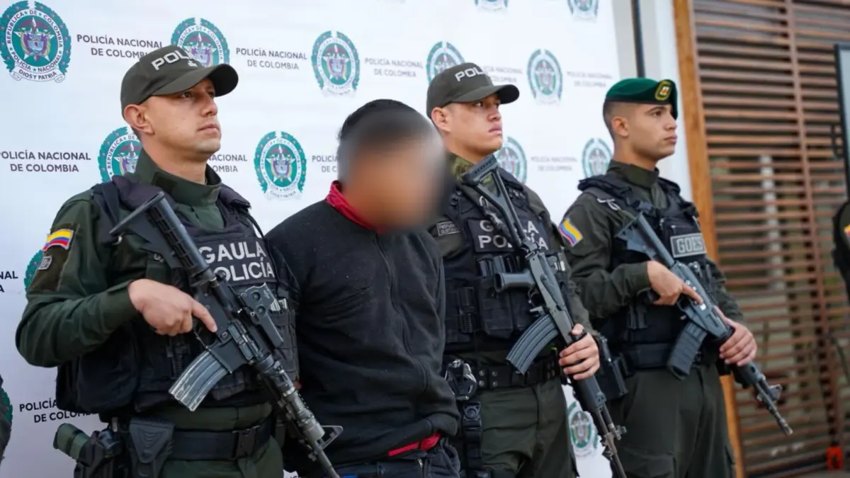 Soacha: duro golpe al grupo ‘Los Satanás’ con la captura de alias ‘Marco Pérez’ En medio de la ofensiva contra la extorsión y los homicidios que vienen golpeando a Soacha y varias localidades del sur de Bogotá, las autoridades le asestaron un golpe a una estructura criminal que tenía azotados a comerciantes y trabajadores del transporte.