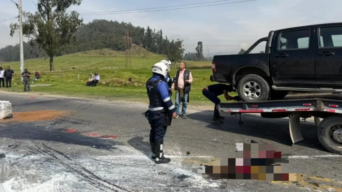 Soacha: estremecedor accidente en la vía a Mondoñedo 1 Soacha: estremecedor accidente en la vía a Mondoñedo Un estremecedor accidente ocurrió en la vía que conecta a Soacha con Mondoñedo, en el que se vieron involucrados un motociclista, una camioneta y un bus, y dejó una persona fallecida.