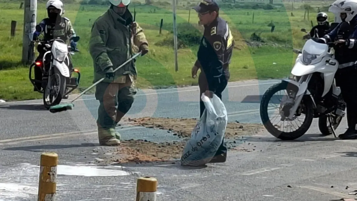 Soacha: estremecedor accidente en la vía a Mondoñedo 2 Soacha: estremecedor accidente en la vía a Mondoñedo Un estremecedor accidente ocurrió en la vía que conecta a Soacha con Mondoñedo, en el que se vieron involucrados un motociclista, una camioneta y un bus, y dejó una persona fallecida.