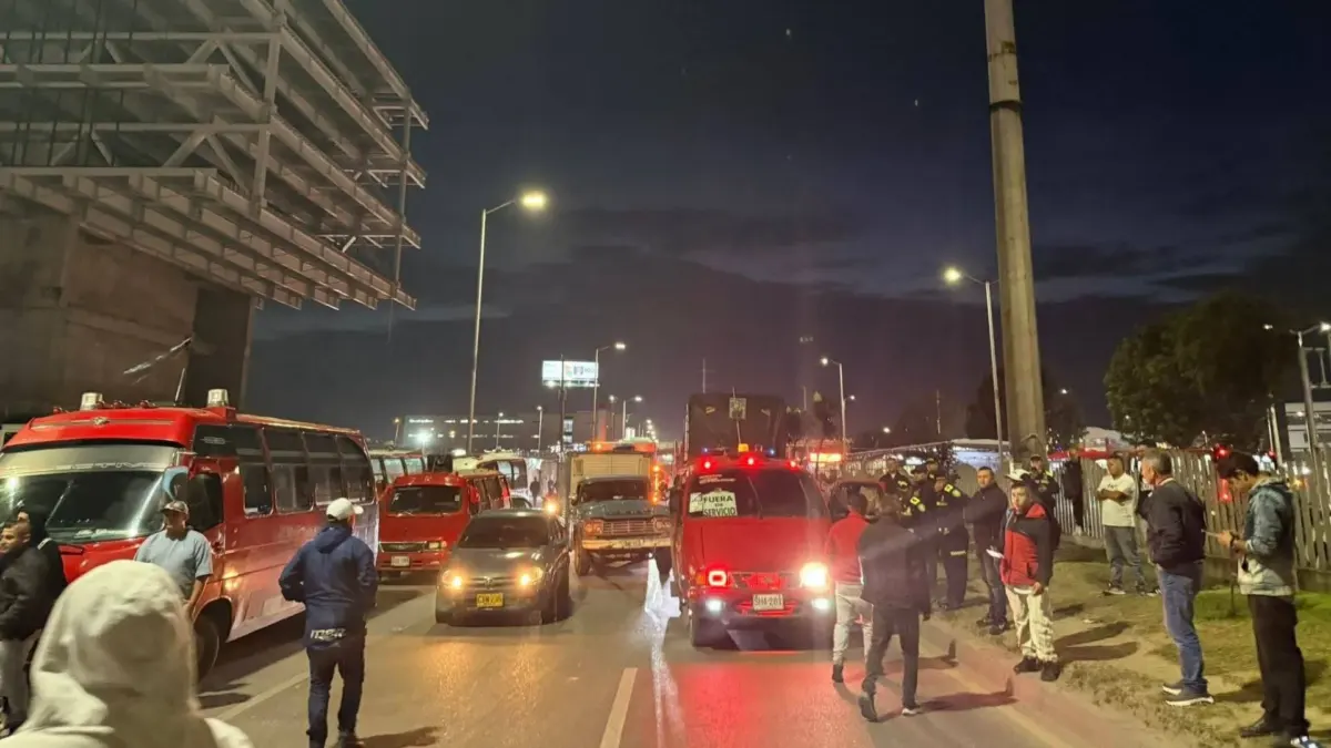 Soacha: muerte a bala de 'jalador' en la Autopista Sur 2 Soacha: muerte a bala de 'jalador' en la Autopista Sur El martes en la noche, mientras los transportadores de Soacha protestaban en la Autopista Sur, un ‘jalador’ fue asesinado a tiros, generando alarma en el sector.