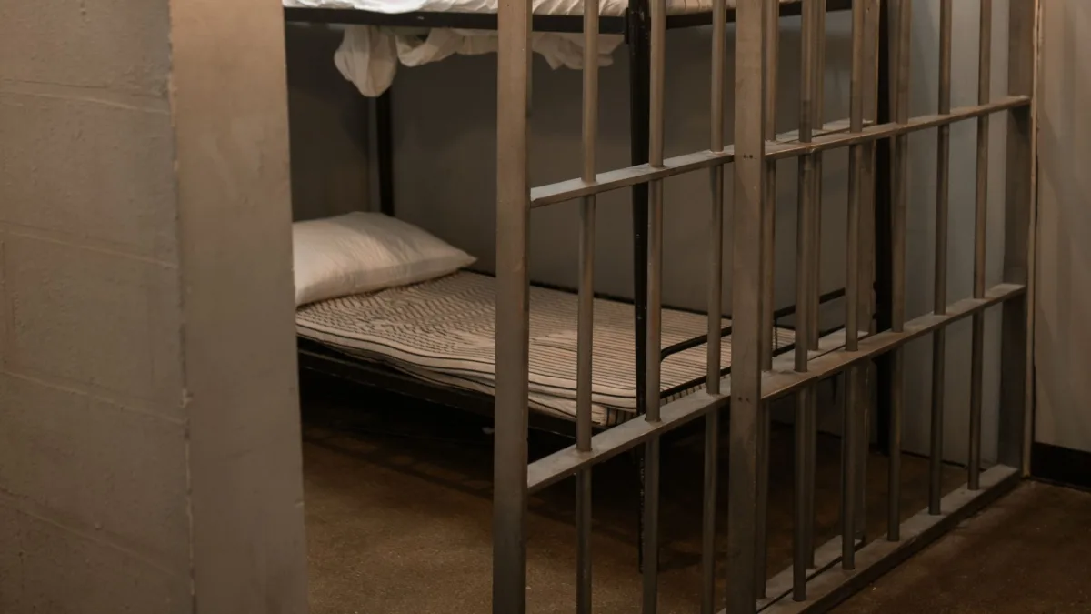 Soacha: para la cárcel dos mujeres por intento de secuestro y hurto a un hombre 2 Soacha: para la cárcel dos mujeres por intento de secuestro y hurto a un hombre El hombre que presuntamente fue secuestrado y robado habría salido a un bar a tomar algo con una de las dos mujeres, que era una conocida de hace 5 años; al lugar habría llegado la cómplice. Estando allí, el hombre quedó inconsciente y lo llevaron a su casa, donde lo habrían golpeado, robado e intentado desaparecer con la ayuda de otros sujetos.
