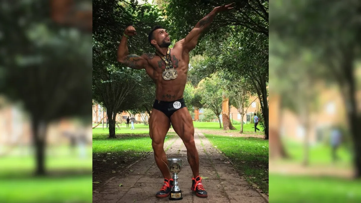 Suba: muere fisicoculturista mientras entrenaba en un gimnasio La muerte de Juan Sebastián Anzola Quintero en Suba reabre el debate sobre la preparación de los gimnasios para atender una emergencia médica, la capacitación del personal y la disponibilidad de equipos básicos de primeros auxilios.
