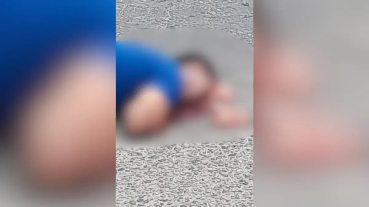 Terrible accidente en Soacha: persona murió arrollada por tractomula Un impactante accidente se registró hace pocos minutos ante la mirada de varios transeúntes en Soacha. Allí, un hombre habría sido arrollado por una tractomula, dejando una escena perturbadora.