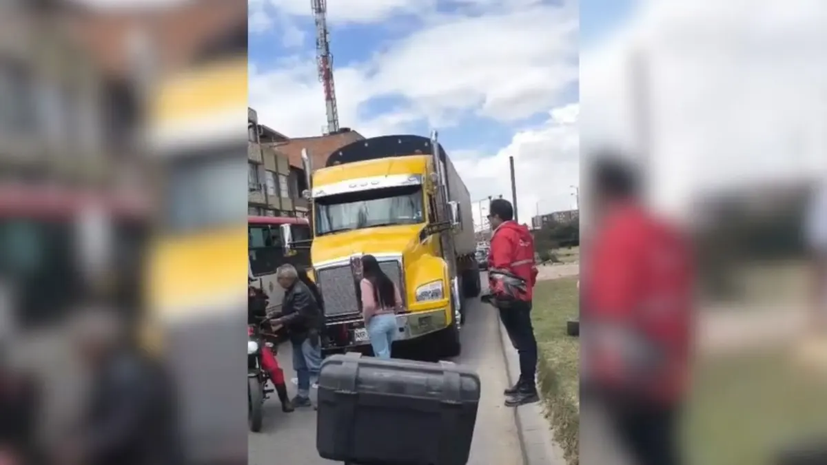 Terrible accidente en Soacha: persona murió arrollada por tractomula Un impactante accidente se registró hace pocos minutos ante la mirada de varios transeúntes en Soacha. Allí, un hombre habría sido arrollado por una tractomula, dejando una escena perturbadora.