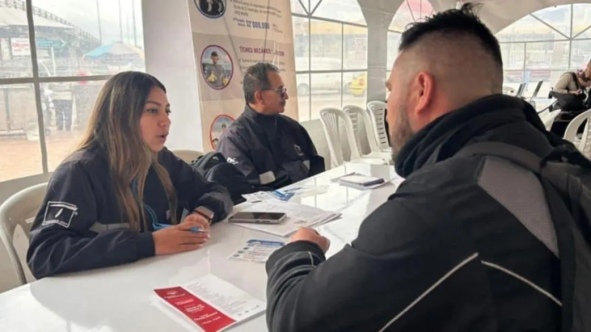 TransMilenio ofrece 500 vacantes para diferentes cargos Asista a la feria de servicios y empleabilidad organizada por TransMilenio, en la cual se ofertarán 500 vacantes para diferentes cargos. La jornada reunirá a varias empresas de los sectores transporte, seguridad, salud, logística y servicios generales. Además, contará con servicios del FNA, EPS y barbería gratuita para la comunidad.
