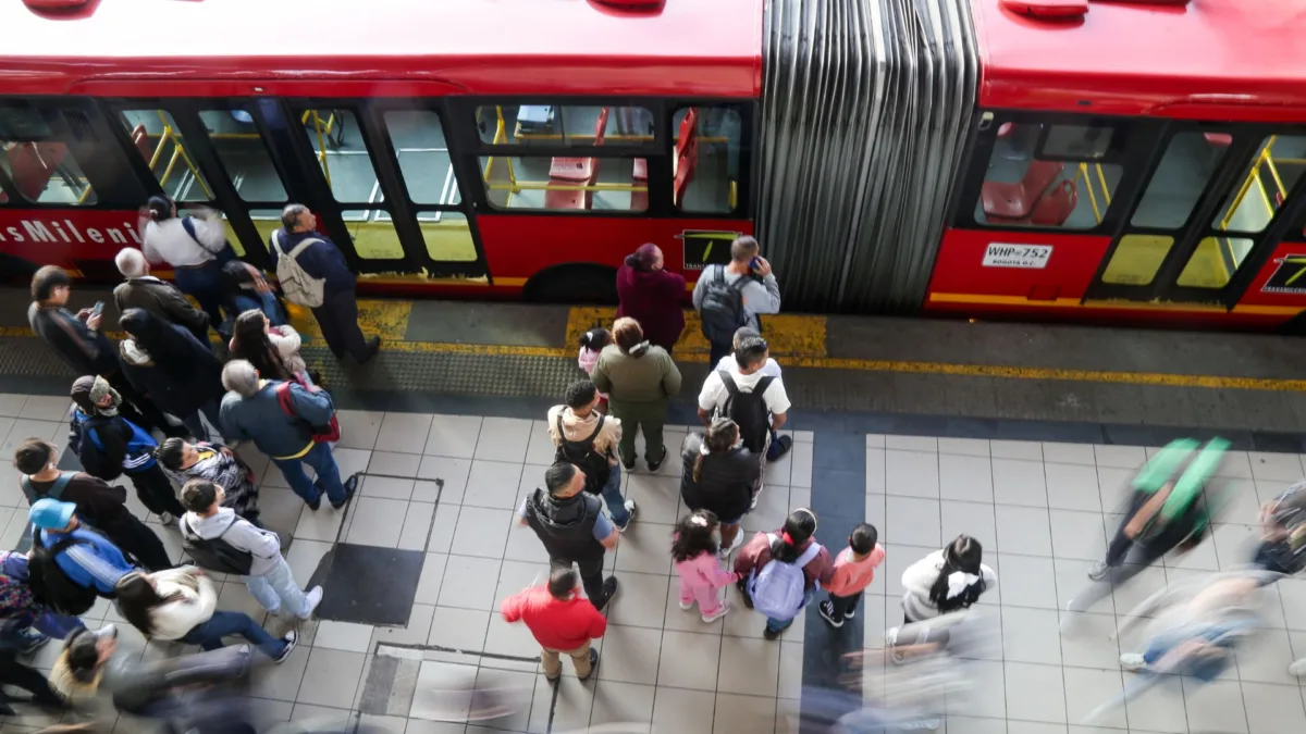 TransMilenio ofrece 500 vacantes para diferentes cargos Asista a la feria de servicios y empleabilidad organizada por TransMilenio, en la cual se ofertarán 500 vacantes para diferentes cargos. La jornada reunirá a varias empresas de los sectores transporte, seguridad, salud, logística y servicios generales. Además, contará con servicios del FNA, EPS y barbería gratuita para la comunidad.