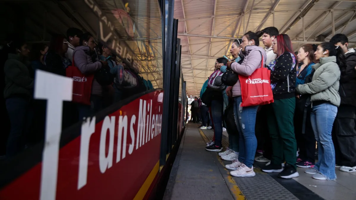 TransMilenio ofrece 500 vacantes para diferentes cargos Asista a la feria de servicios y empleabilidad organizada por TransMilenio, en la cual se ofertarán 500 vacantes para diferentes cargos. La jornada reunirá a varias empresas de los sectores transporte, seguridad, salud, logística y servicios generales. Además, contará con servicios del FNA, EPS y barbería gratuita para la comunidad.